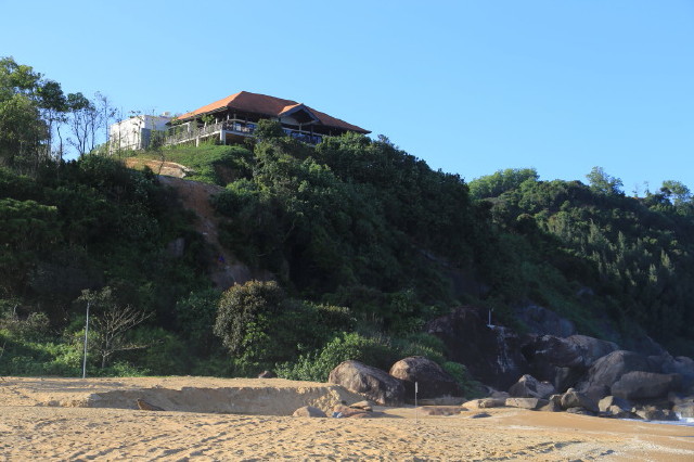 Saffron locates on the cliff, with a spectacular view of ocean & mountain